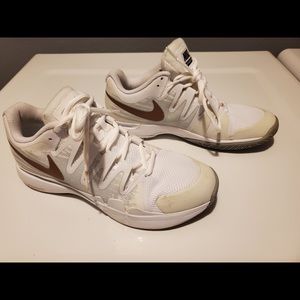 Womens Nike Shoes. Size 8.5 Like New